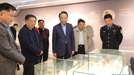 市委常委、政法委書記楊健蒞臨縣禁毒教育基地參觀指導(dǎo)