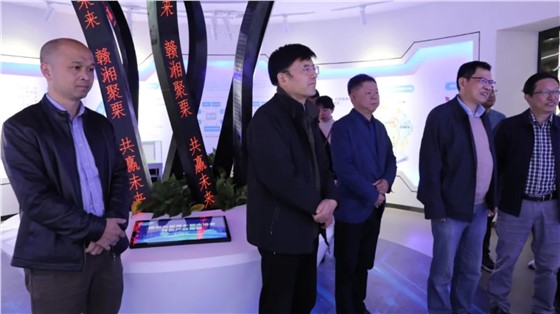 省發(fā)改委二級巡視員曾洪暉一行來上栗調(diào)研指導(dǎo)工作，并參觀由立標展覽布展的贛湘合作產(chǎn)業(yè)園展示館